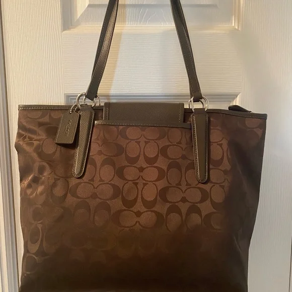 Coach bag brand new with tags. Give as gift or keep for yourself 🎁💃 - Picture 3 of 4